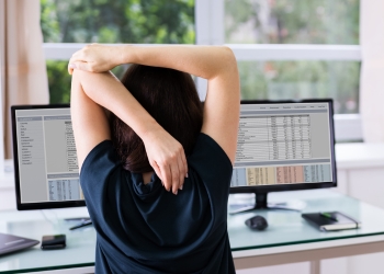 Postures to Avoid to Minimize Back Pain from Office Chairs