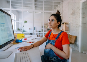 Tips to Reduce Back Pain in an Office Chair During Pregnancy
